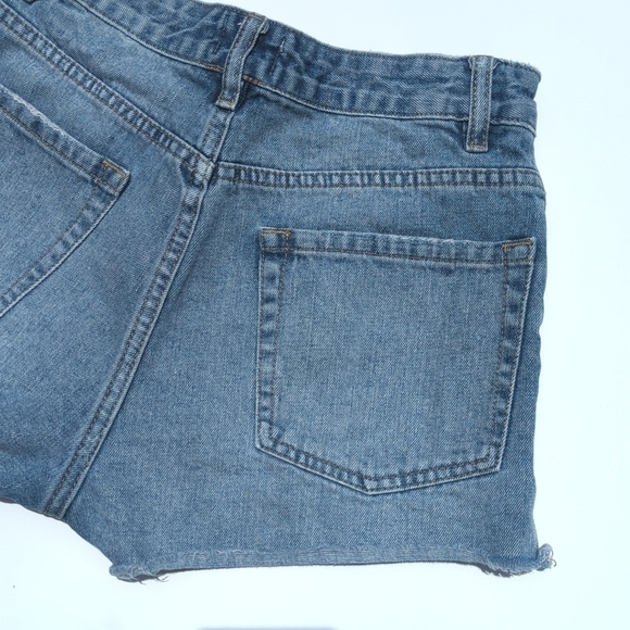 Amuse Society Medium Wash High Waisted Cheeky Raw Hem Button Fly Jean Shorts 26 - Picture 11 of 12